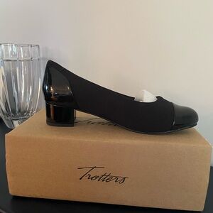 Trotters Women's Black Patent 1 1/2 inch heel pumps